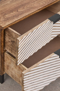 Išraiškinga naktinė spintelė LOROURA 50x35 cm miegamojo interjere