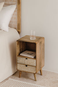 Medinė naktinė spintelė KOREORO 30x25 cm šalia lovos