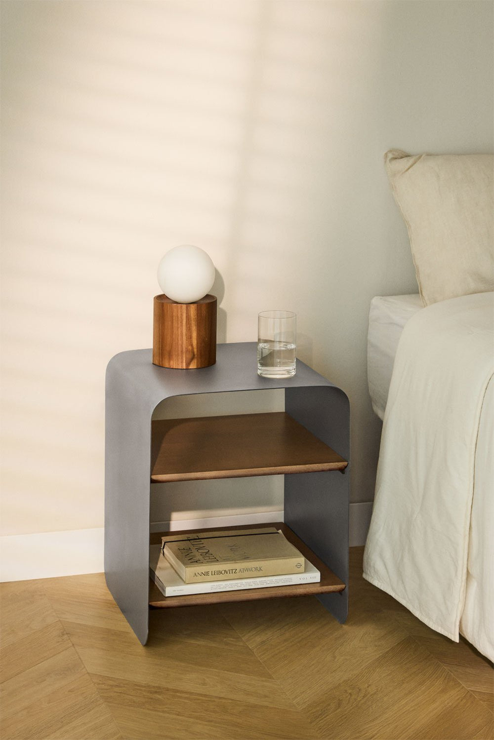 Naktinė spintelė MIRAARO 40x40 cm su metalo akcentu šalia lovos