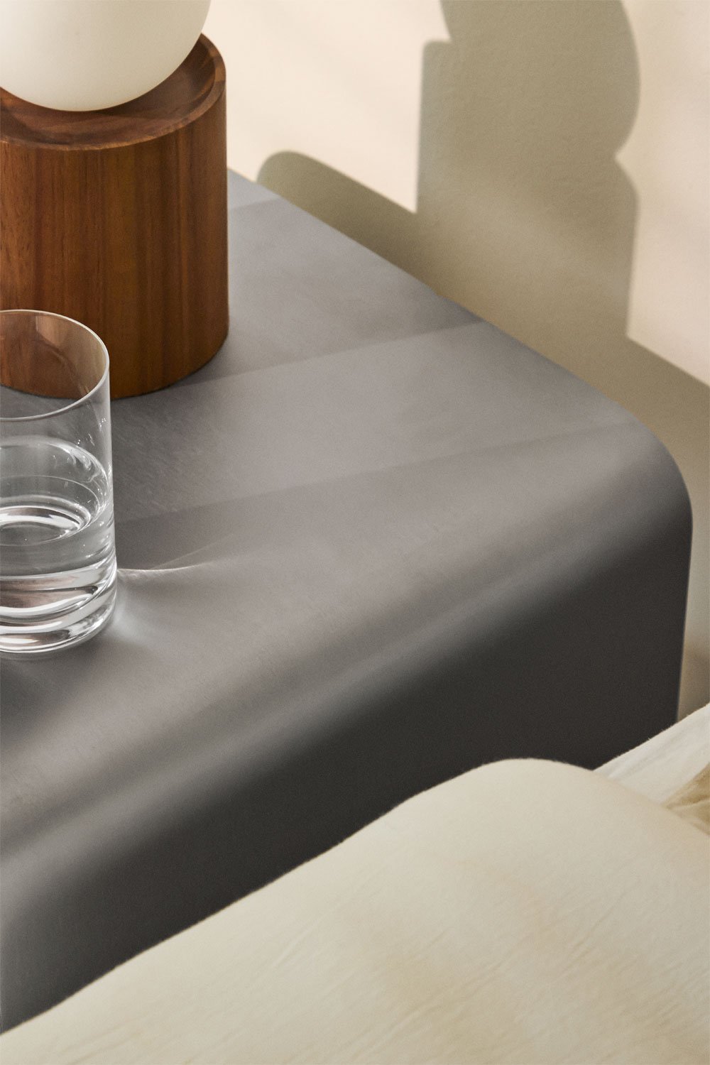 Moderni naktinė spintelė MIRAARO 40x40 cm miegamojo interjere