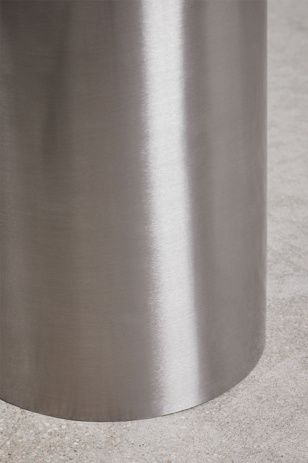 Naktinis staliukas CALEARA prie lovos kaip išskirtinis miegamojo akcentas