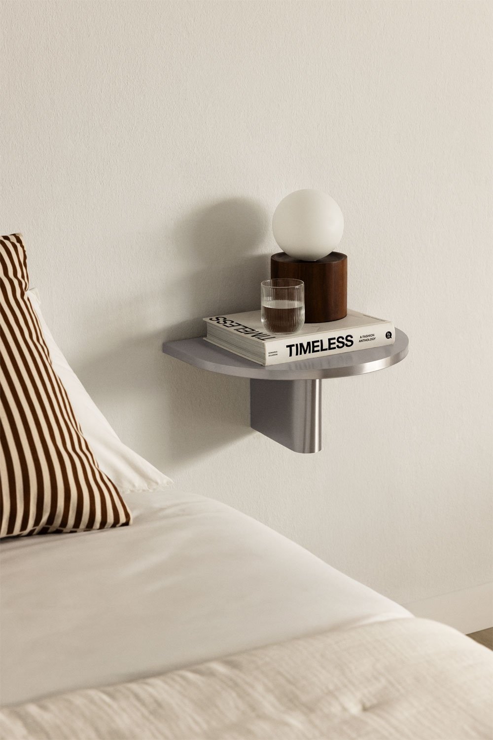 Pakabinamas naktinis staliukas LUNIURA pakabinamas metalinis naktinis staliukas 40x30 cm taupantis vietą