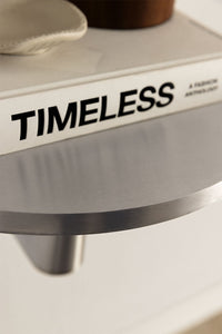 Pakabinamas naktinis staliukas LUNIURA vaizdas iš šono atskleidžiantis tvirtinimą