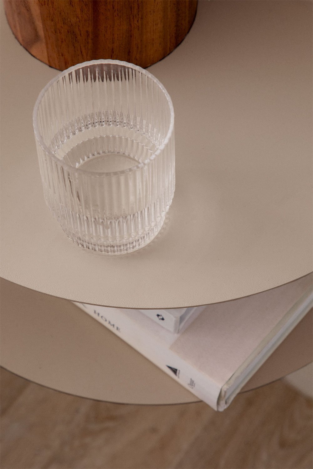 Minimalistinė pakabinama spintelė KELOURA miegamojo interjere