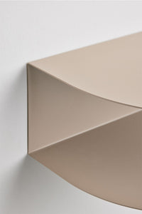 Pakabinama spintelė KELOURA naudojama kaip naktinis staliukas