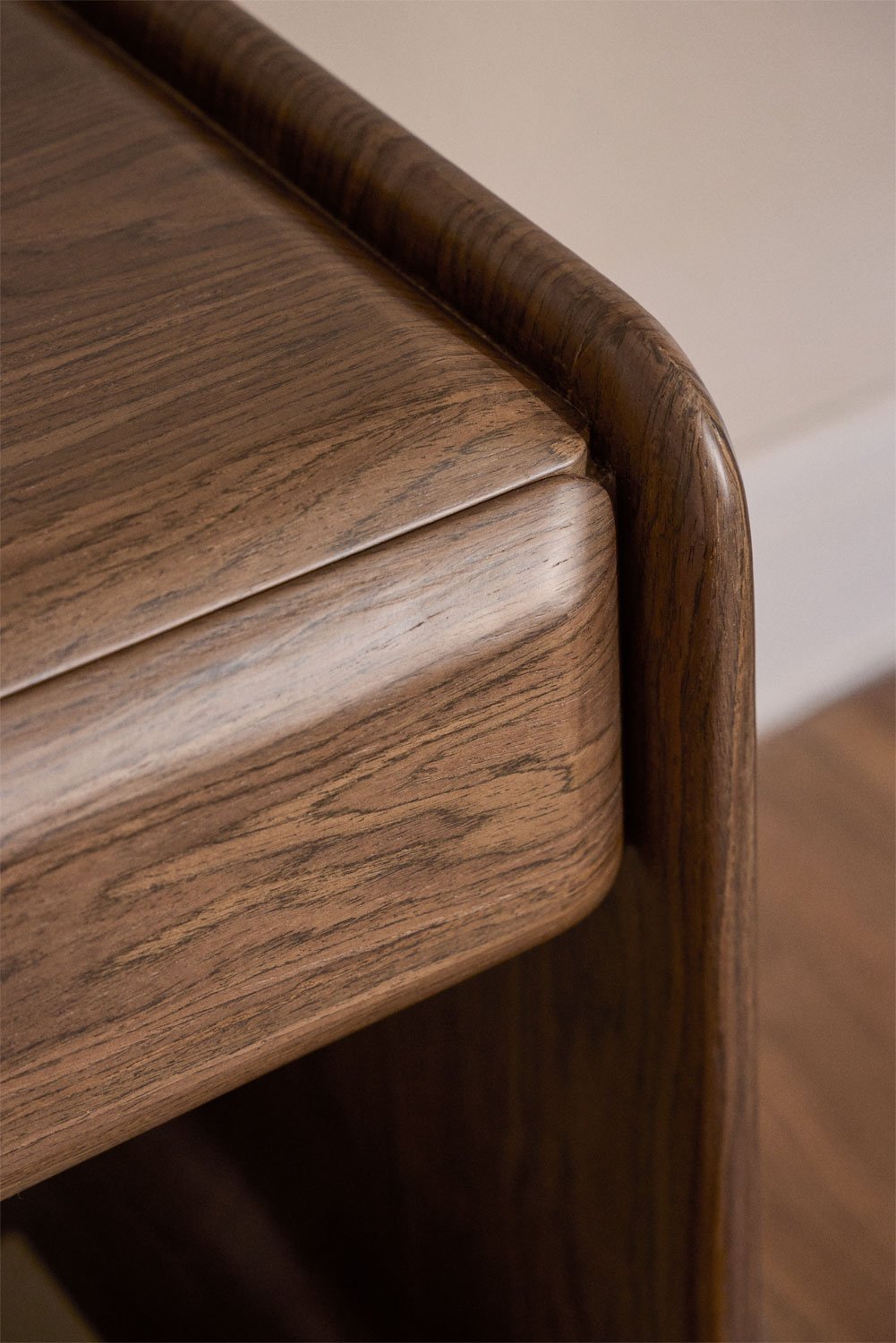 Kompaktiška naktinė spintelė KOREARA 50x40 cm šalia lovos