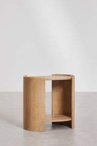 Ovalios formos naktinė spintelė VEREUNO 50x35 cm šalia lovos