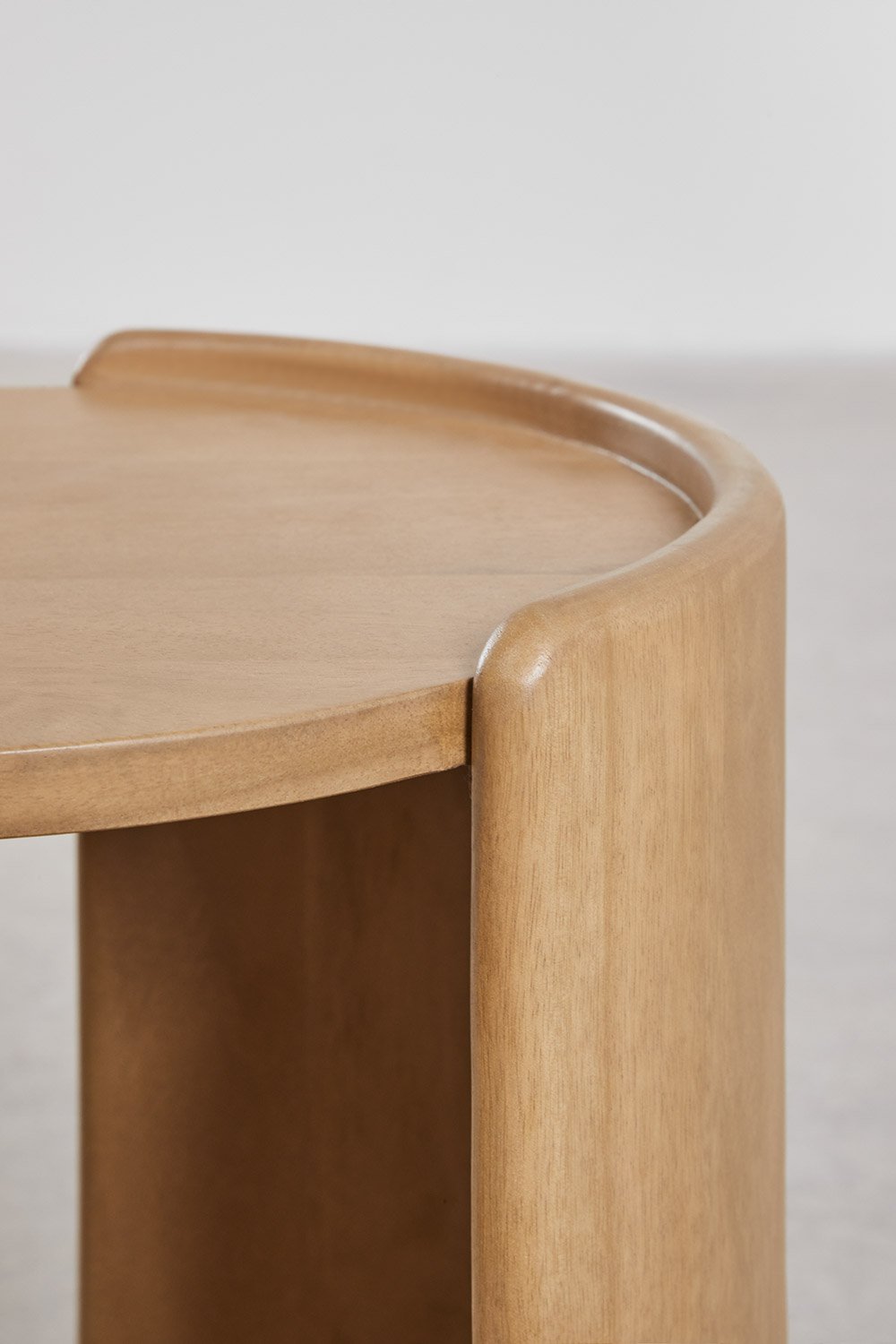 Natūralios medienos naktinė spintelė VEREUNO miegamojo interjere