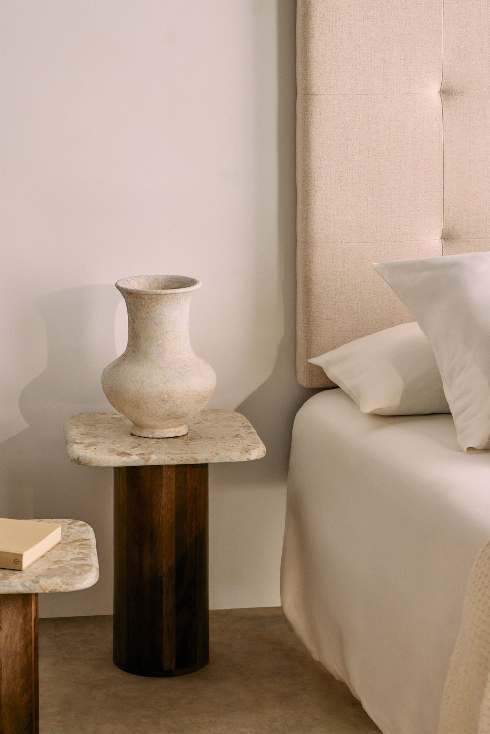 Naktinis staliukas KELAUNO kvadratinis marmuro ir medienos staliukas