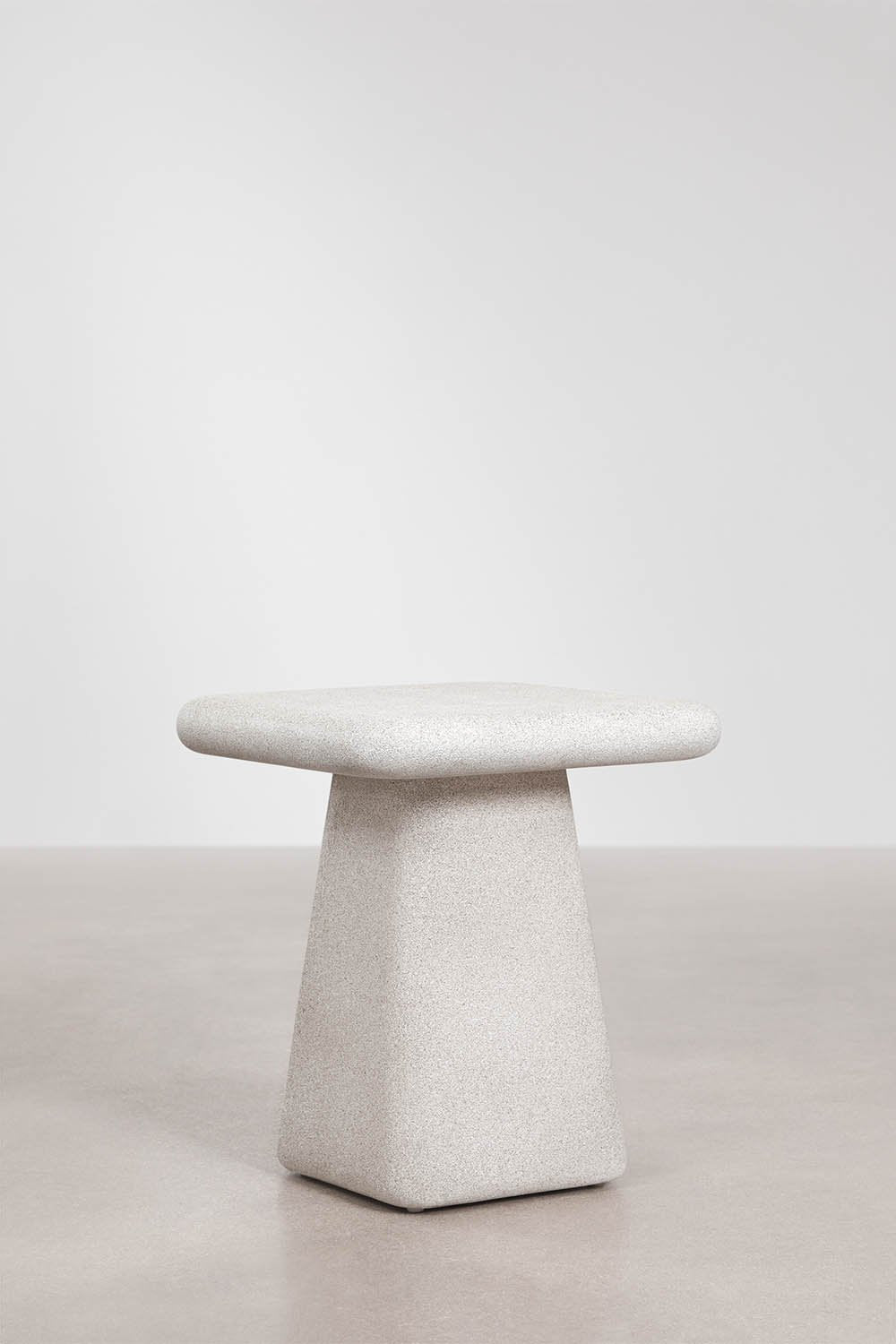 Naktinis staliukas NOROORA kampų ir paviršiaus detalė