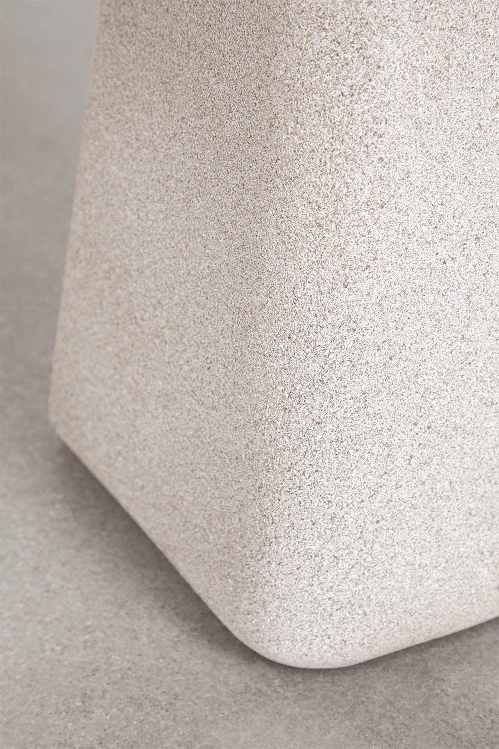 Naktinis staliukas NOROORA prie lovos