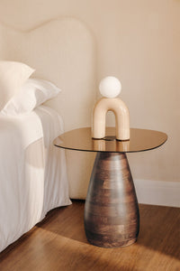 Naktinė spintelė KORAERO 50x50 cm su grūdinto stiklo stalviršiu