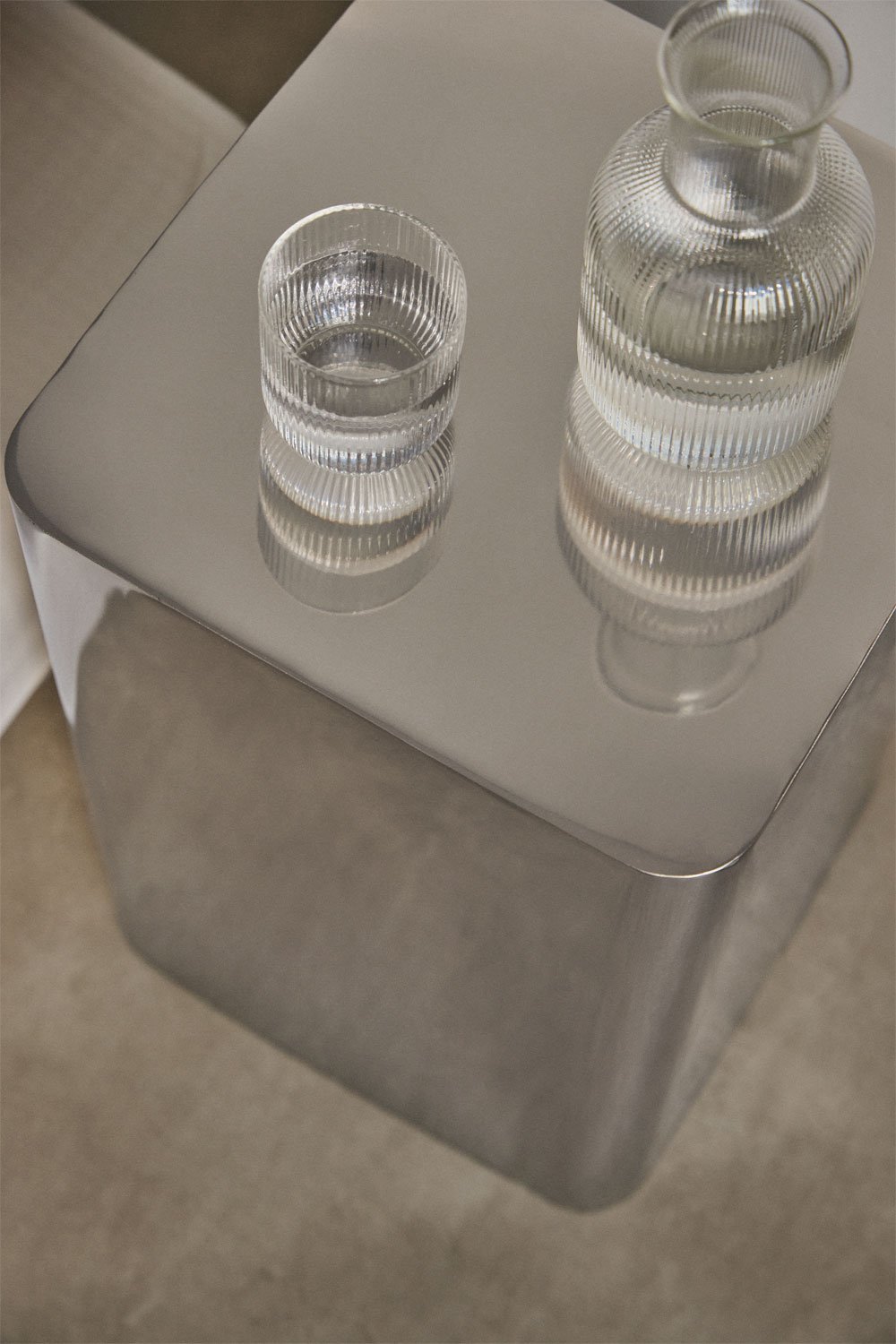 Naktinis staliukas NAVEIRO vaizdas iš šono pabrėžiantis minimalistinį siluetą