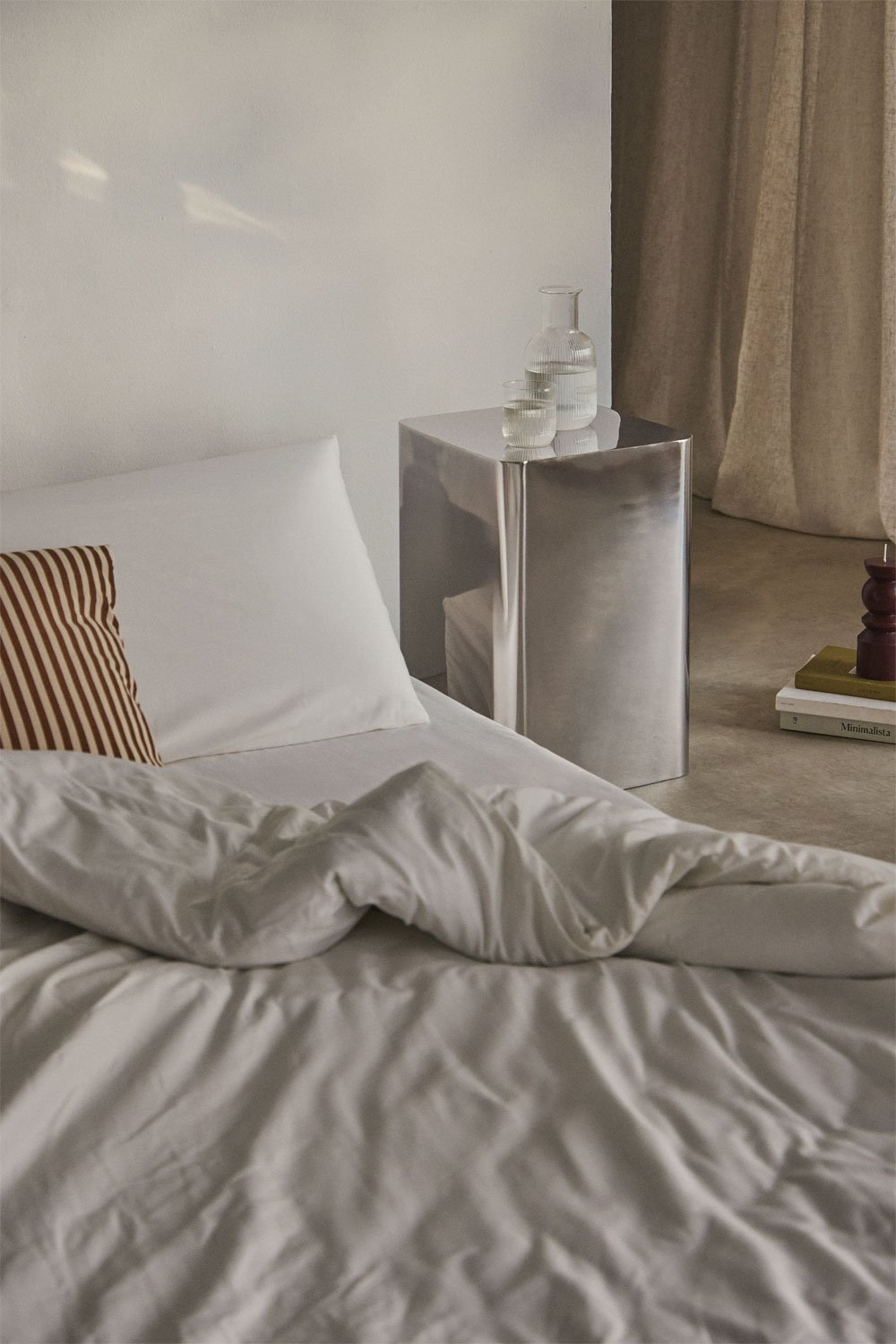 Naktinis staliukas NAVEIRO kvadratinė forma su poliruoto plieno korpusu