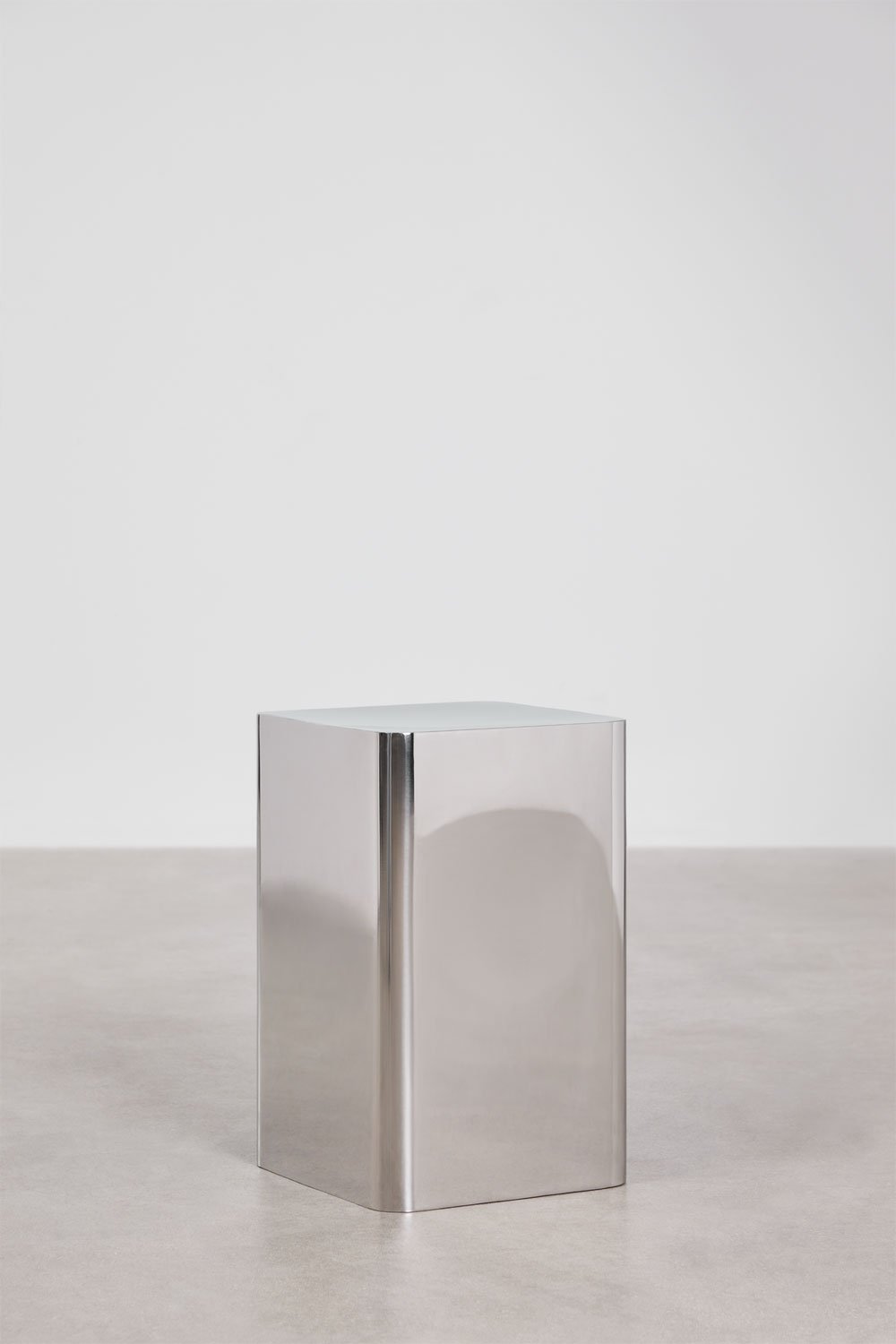 Naktinis staliukas NAVEIRO poliruotos apdailos atspindžių detalė iš arti