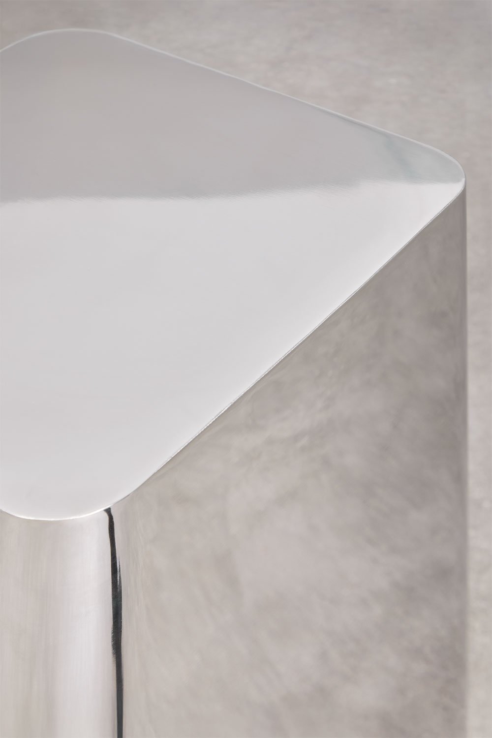 Naktinis staliukas NAVEIRO viršaus vaizdas su lygiu stalviršiu