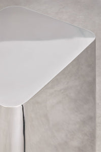 Naktinis staliukas NAVEIRO viršaus vaizdas su lygiu stalviršiu