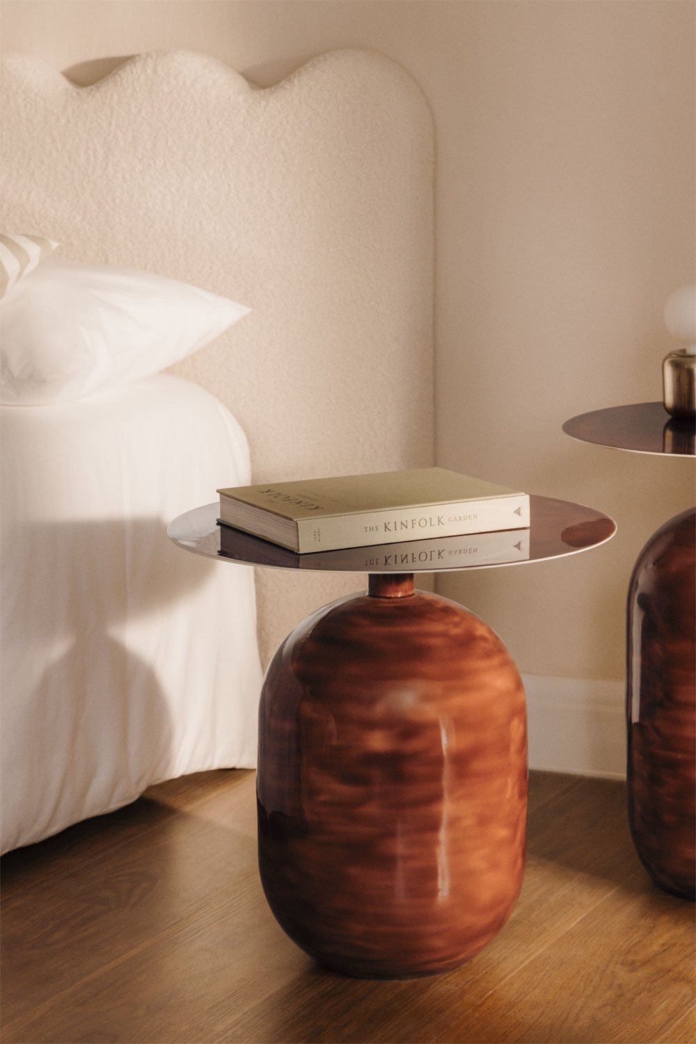 Apvali naktinė spintelė NEREARO 50 cm metalinis dizainas su sendintu efektu