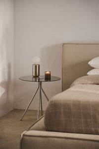 Naktinis staliukas ORVAINO apvalus staliukas su dūminto stiklo stalviršiu