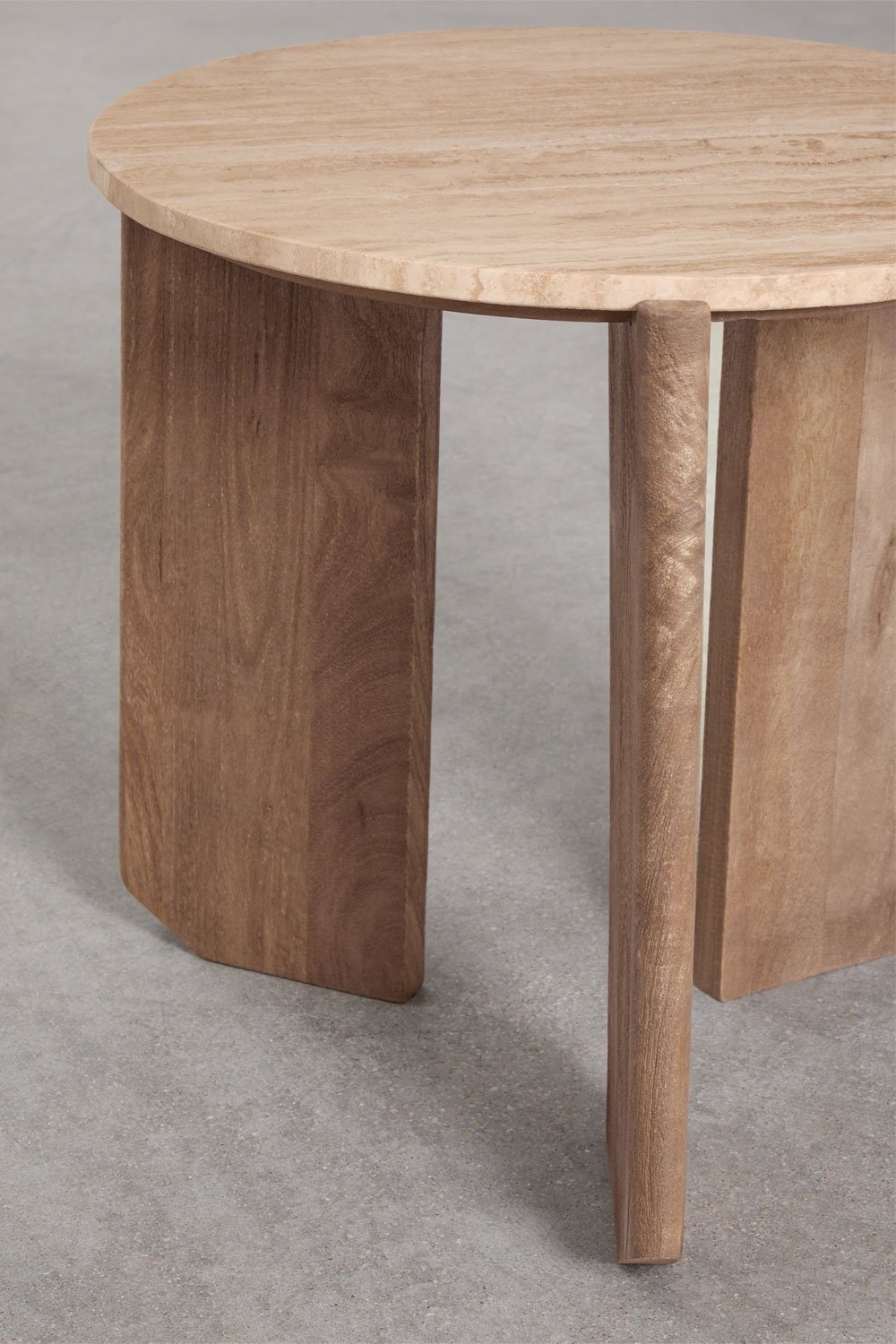 Naktinis staliukas CALOARO architektūrinė forma miegamojo interjere