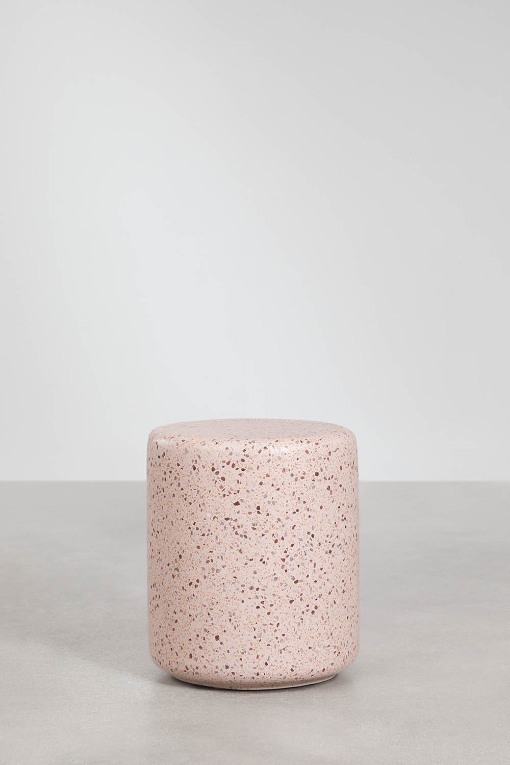 Naktinis staliukas GARIINO cemento tekstūros detalė