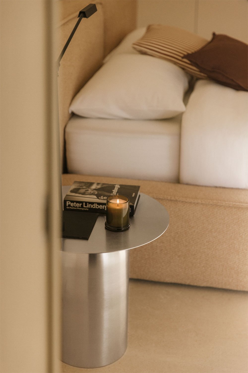 Naktinis staliukas TORIORO Ø40 cm vaizdas iš šono su minimalistiniu siluetu