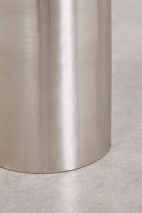 Naktinis staliukas TORIORO Ø40 cm moderniame miegamojo interjere prie lovos