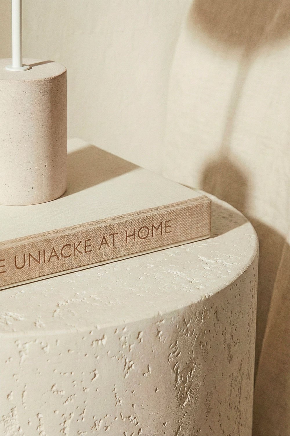 Naktinis staliukas NORUIRO vaizdas iš šono su masyvia forma