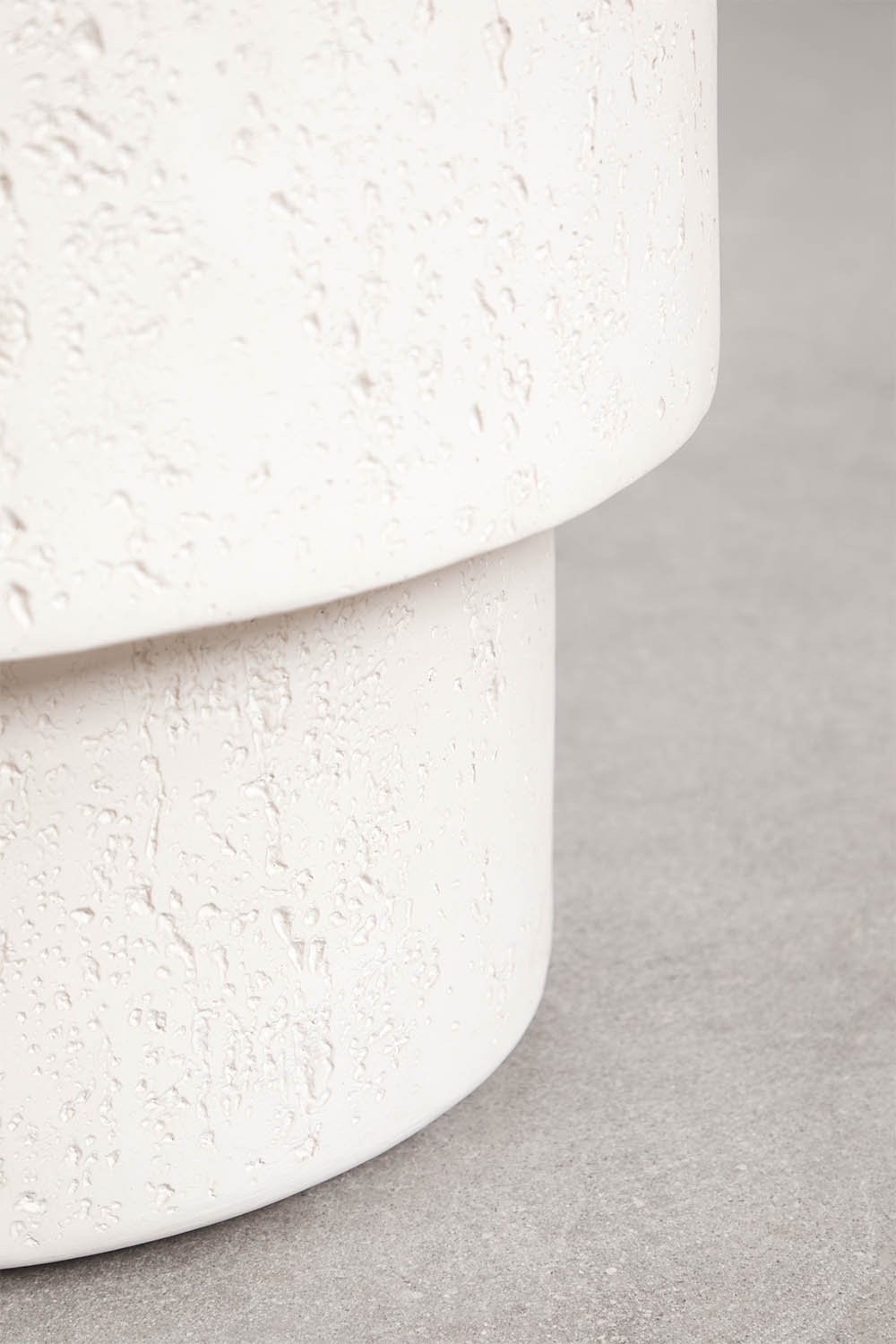 Naktinis staliukas NORUIRO modernus akcentas prie lovos