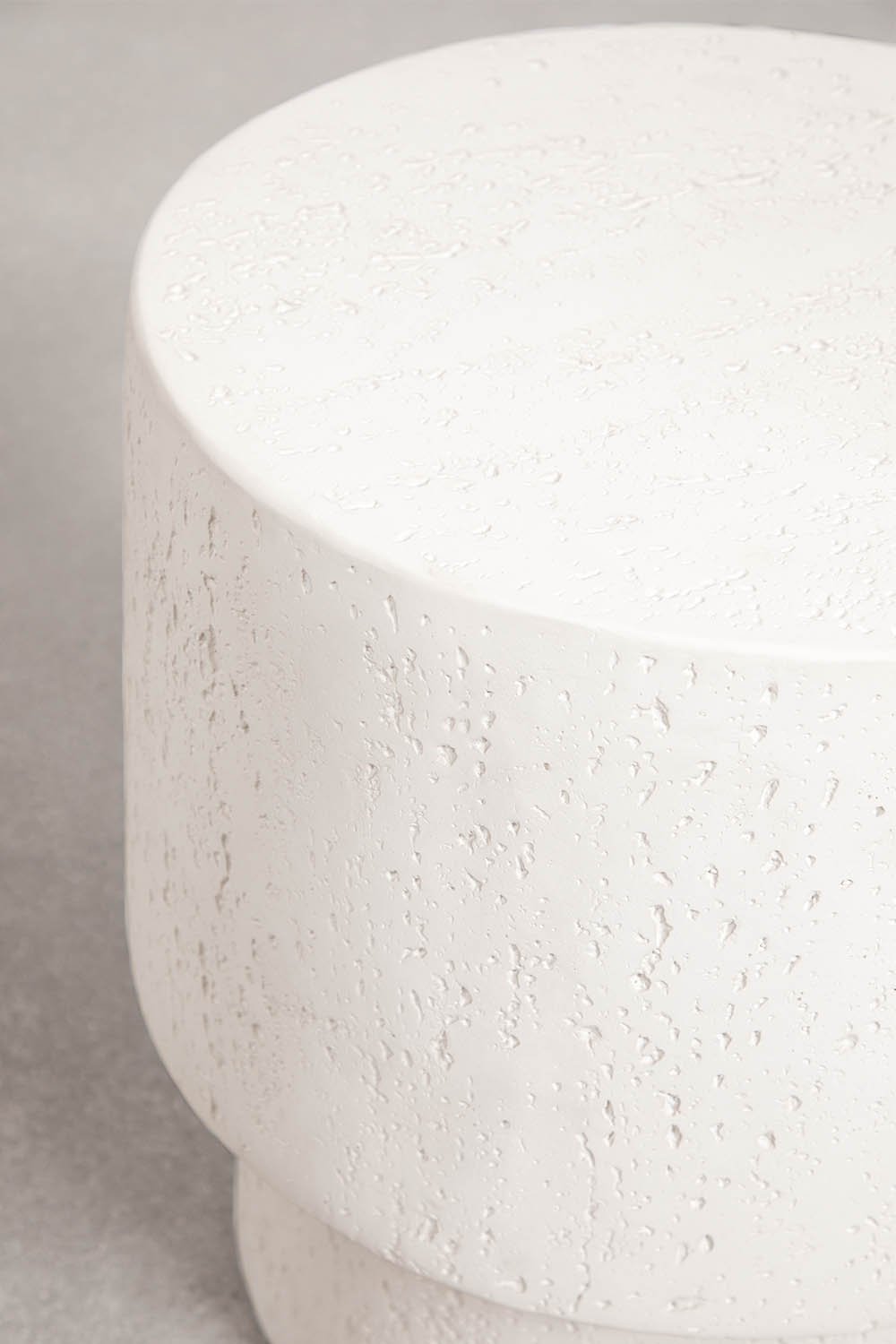 Naktinis staliukas NORUIRO cemento tekstūros detalė iš arti