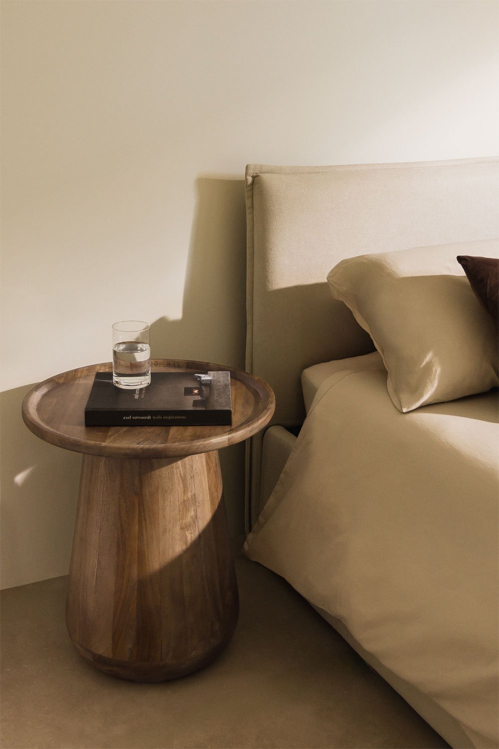 Naktinis staliukas MARAARO apvalus mango medienos staliukas