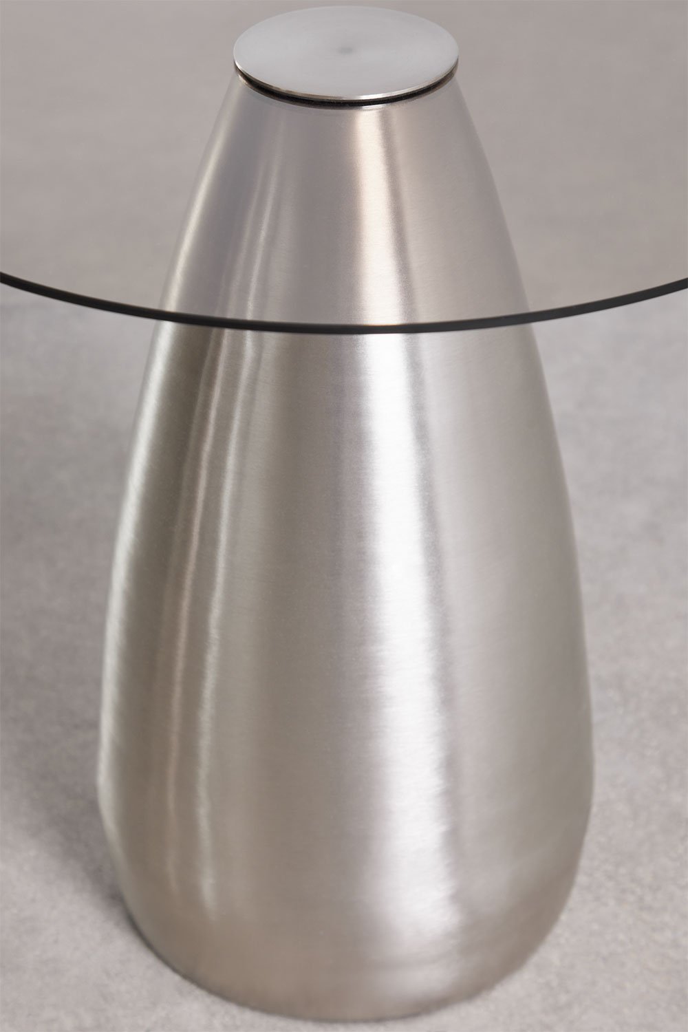 Naktinis staliukas KORAERO Ø50 cm elegantiškame miegamojo interjere