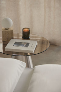 Naktinis staliukas KORAERO Ø50 cm vaizdas iš šono su lengvu siluetu