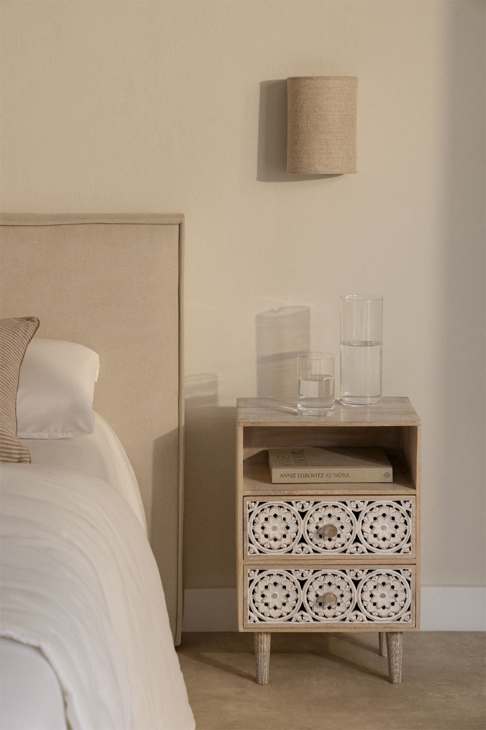 Naktinė spintelė FENEORA 35x30 cm iš mango medienos su 2 stalčiais