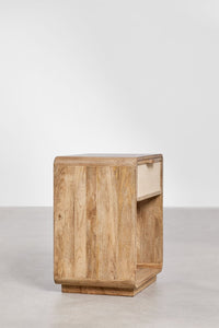 Kompaktiškas naktinis staliukas VALUUNO mango medienos tekstūra iš arti