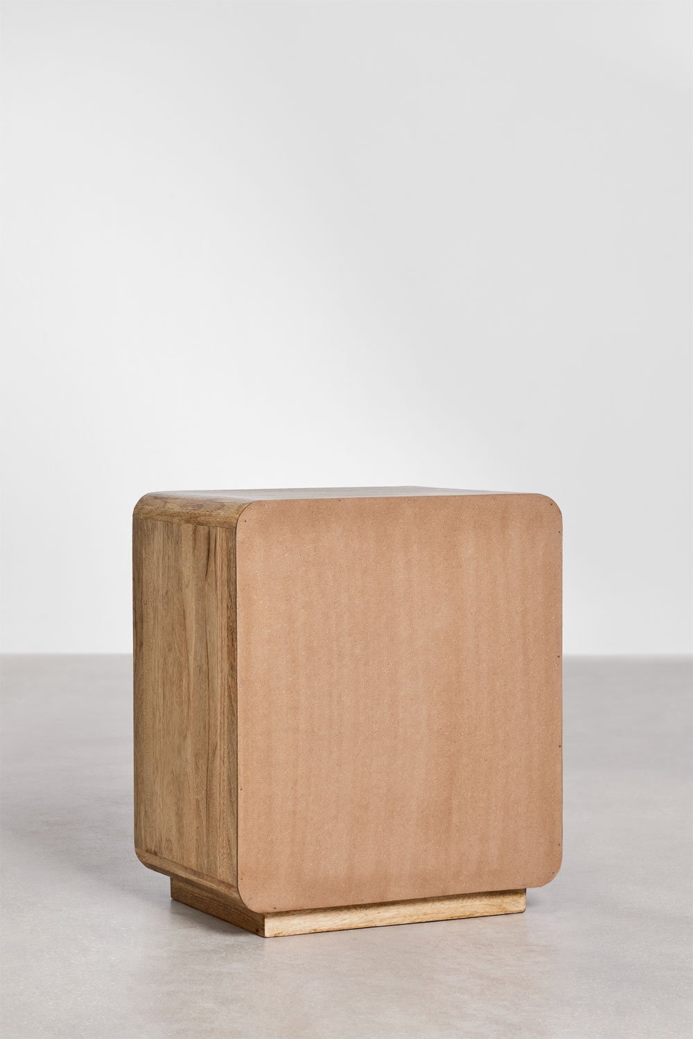 Kompaktiškas naktinis staliukas VALUUNO prie lovos kaip tvarkingas sprendimas