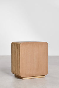 Kompaktiškas naktinis staliukas VALUUNO prie lovos kaip tvarkingas sprendimas