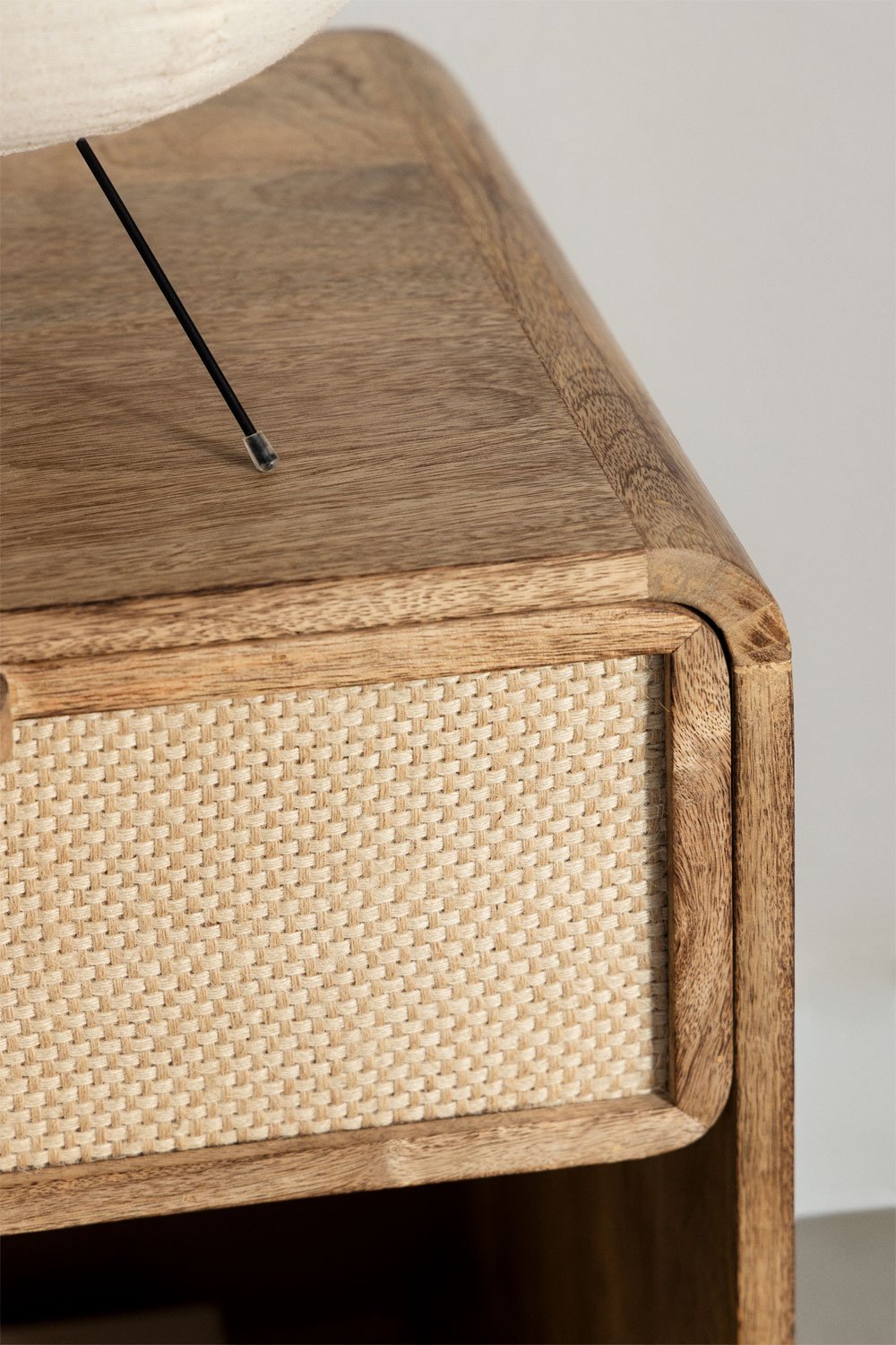 Kompaktiškas naktinis staliukas VALUUNO vaizdas iš šono mažoms erdvėms