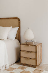 Naktinis staliukas VALUUNO su stalčiais bendras vaizdas prie lovos