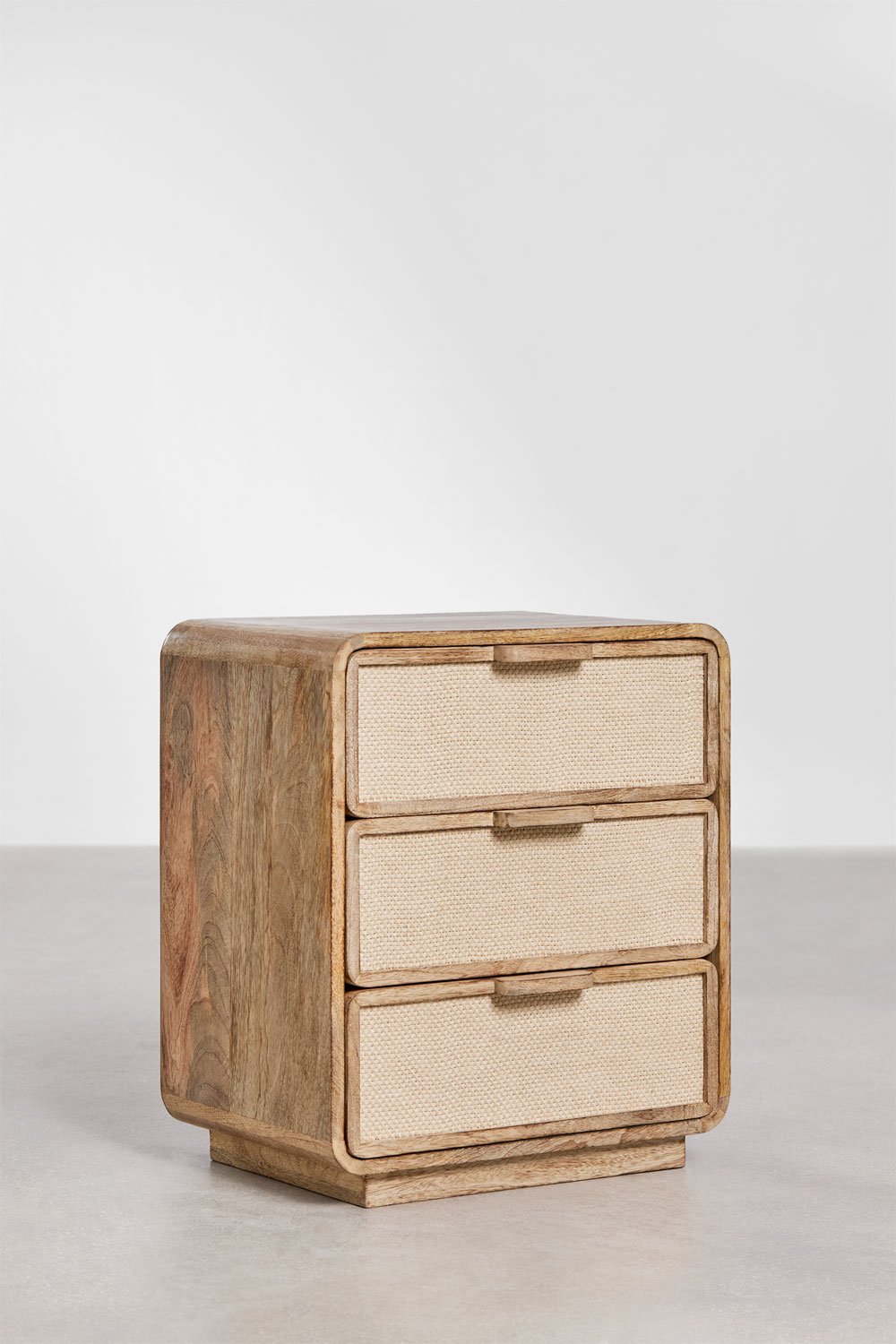 Naktinis staliukas VALUUNO stalčių fasadų ir rankenėlių detalė