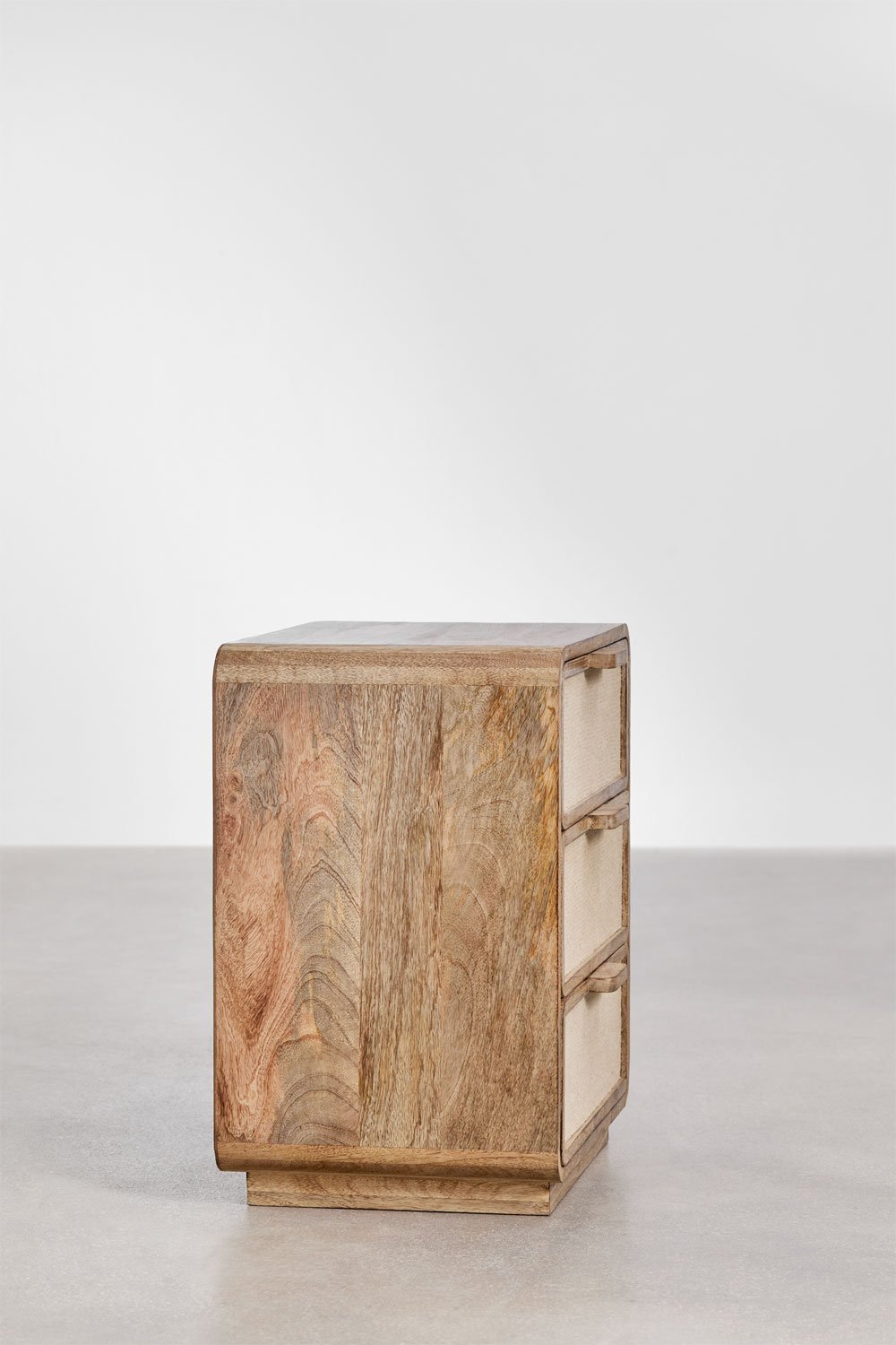 Naktinis staliukas VALUUNO viršaus vaizdas su natūraliu medžio raštu