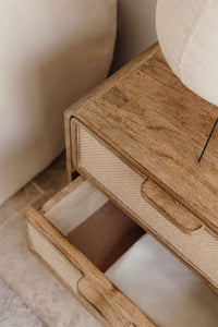 Naktinis staliukas VALUUNO su stalčiais vaizdas iš šono su mango mediena