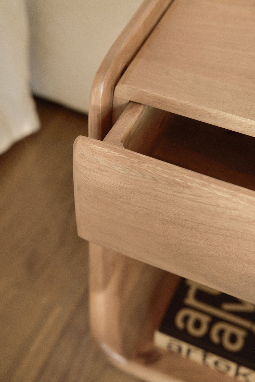 Kompaktiška naktinė spintelė MAROARO 40x30 cm su stalčiumi miegamajame