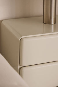 Blizgi naktinė spintelė KELOARO 50x40 cm su push pull atidarymu