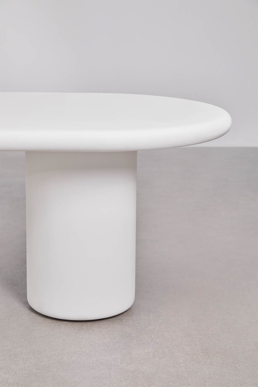 Didelis ovalus valgomojo stalas NAVAARO moderniame interjere