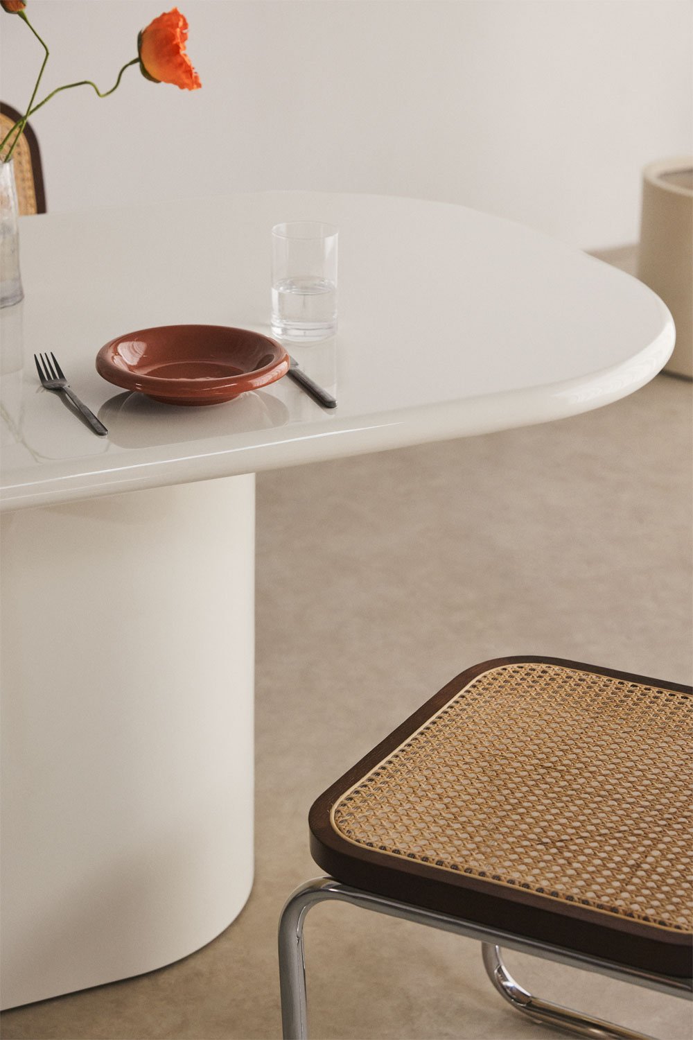 Valgomojo stalas KOREENA vaizdas iš šono atskleidžiantis ovalią formą