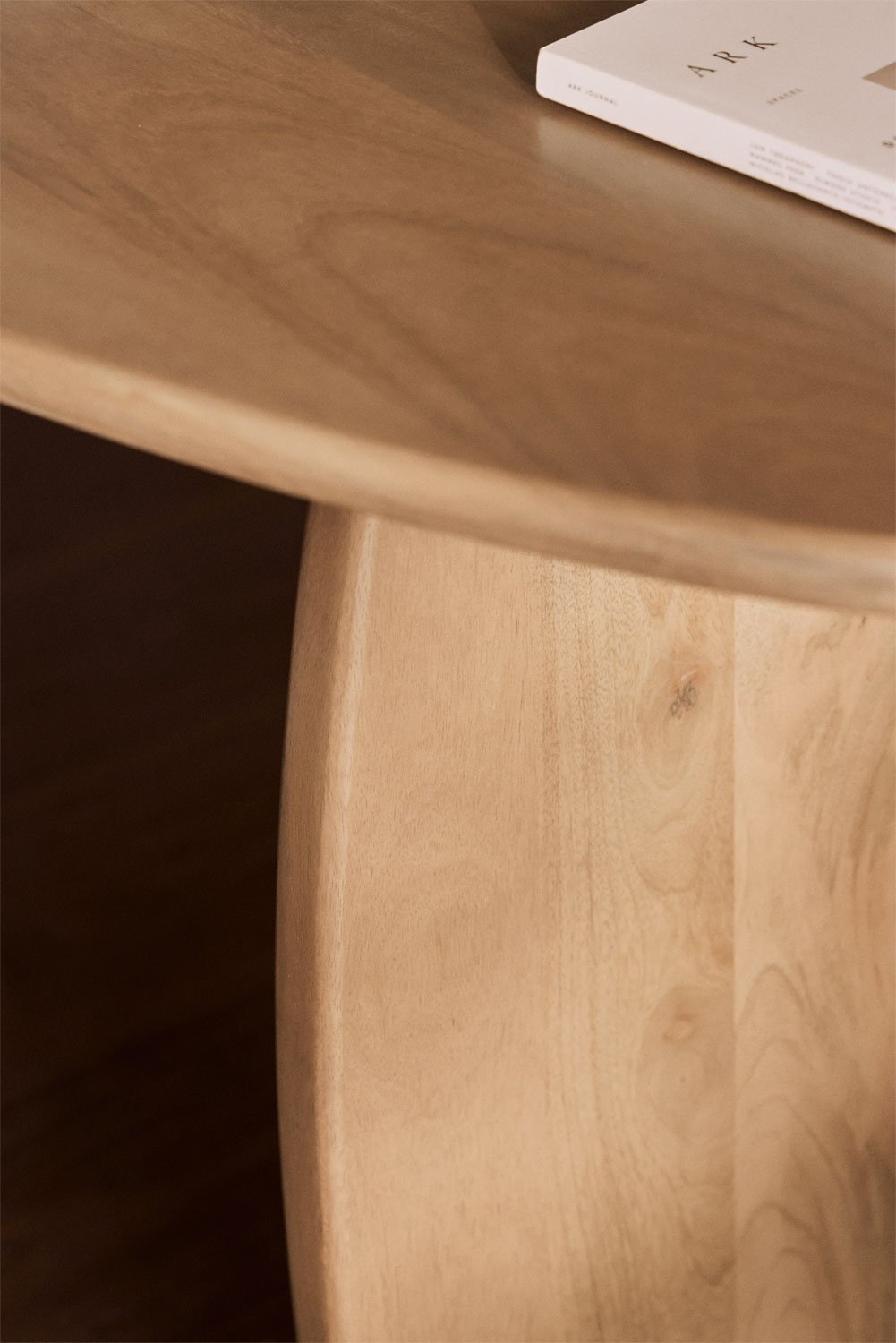 Didelis ovalus stalas CENEINO valgomojo interjere