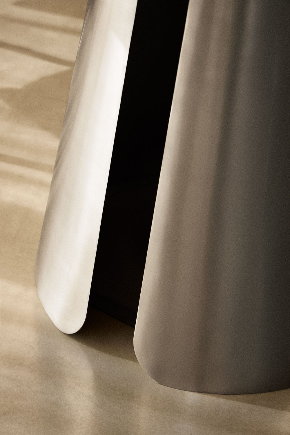 Valgomojo stalas VERIARO vaizdas iš šono su stabilia metaline baze