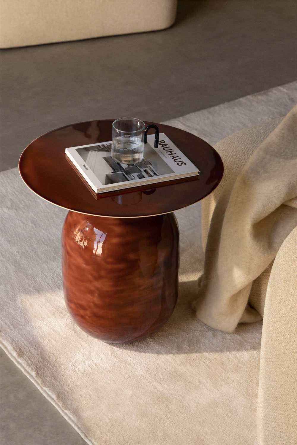 Apvalus staliukas NEREARO 50 cm metalinis dizainas su sendintu efektu prie sofos