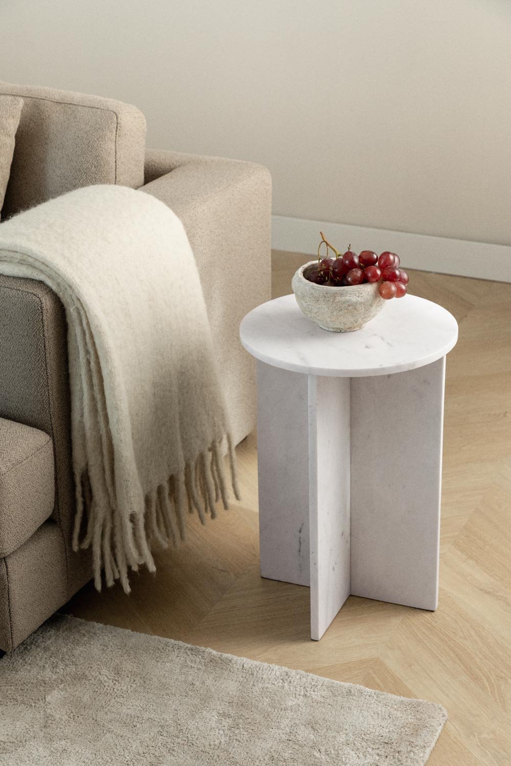 Apvalus staliukas ZENAERO 35 cm su marmuro akcentu šalia sofos